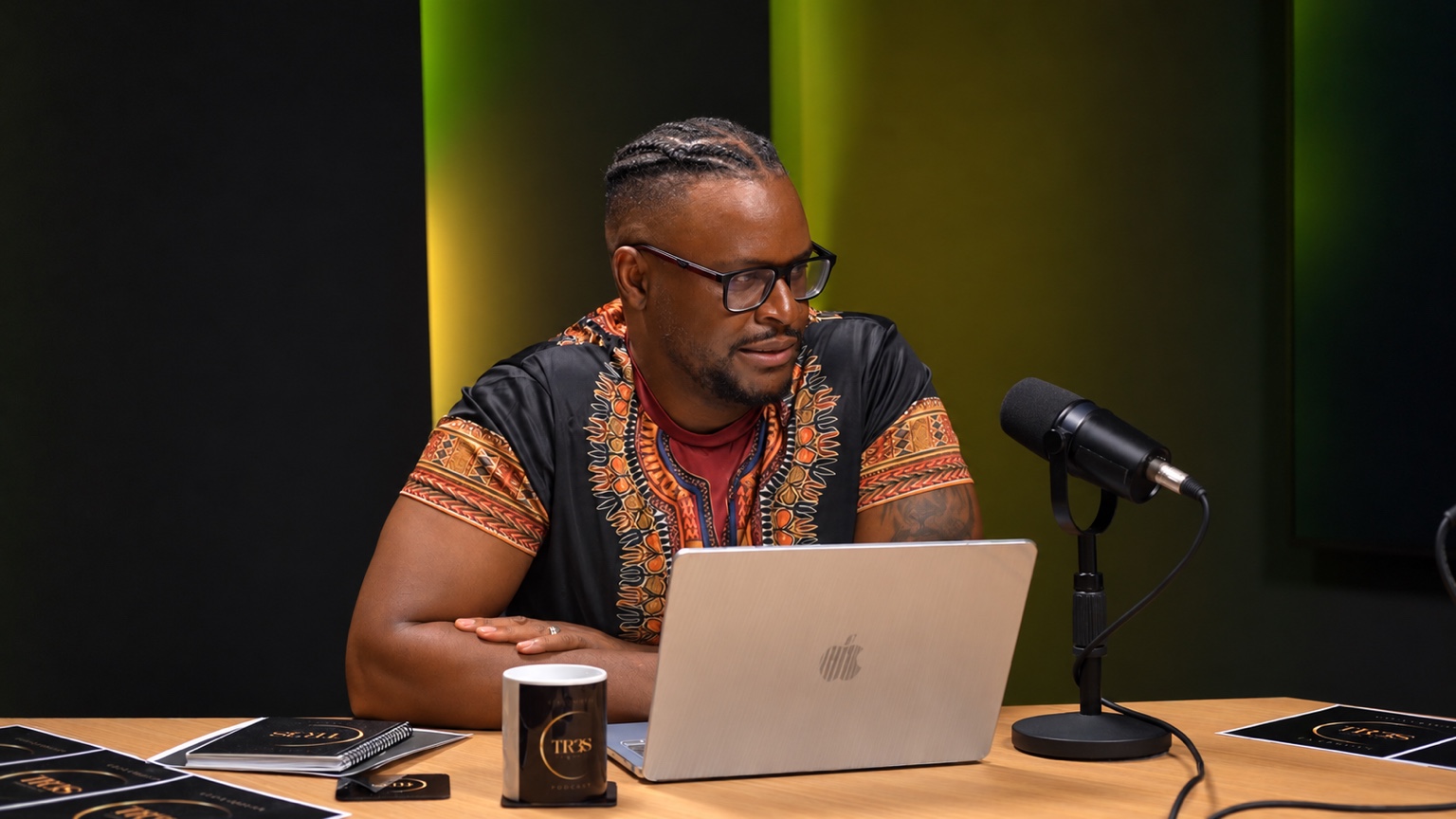 Donato Malango en el pódcast con camisa estampada y gafas