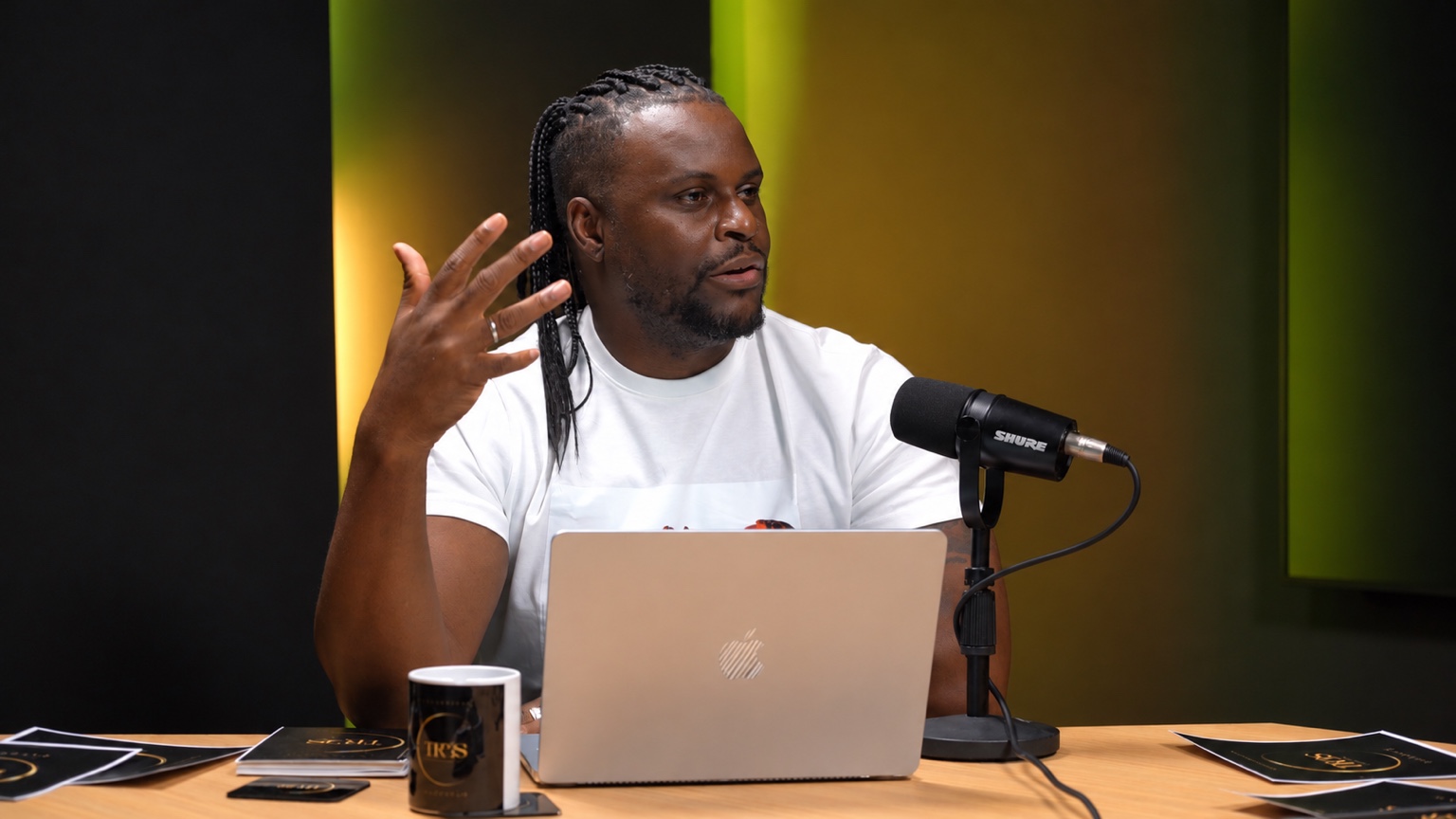 Donato Malango conversando en el pódcast con camiseta blanca